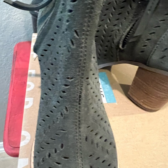 New Toms Olive suede booties - Picture 3 of 3